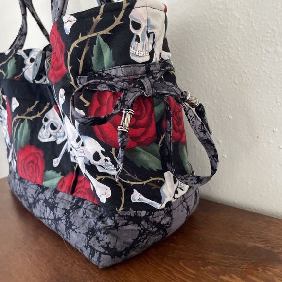 SKULL and ROSES Tote Bag with Multiple Pockets Bingo Craft 12 x 8‎ x 4.5 inches - Picture 4 of 11